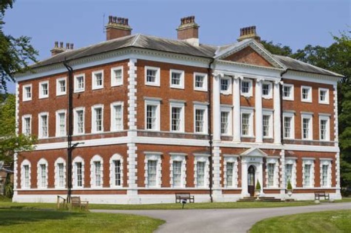 What does Georgian architecture look like?